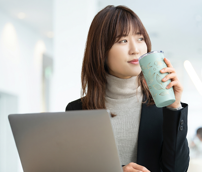 オフィスでコーヒーを楽しむ女性