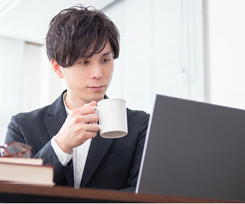 マグカップを持つ男性