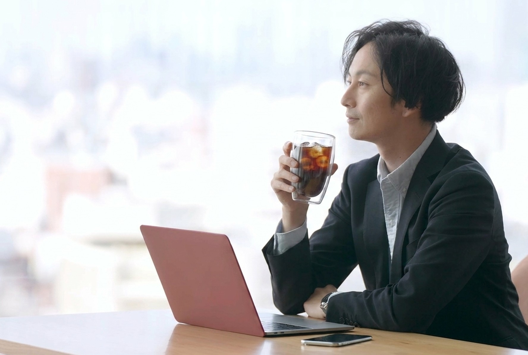 コーヒーを楽しむ女性