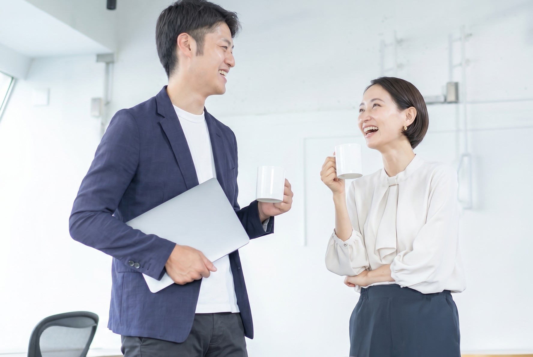 コーヒーを飲みながら会話する同僚