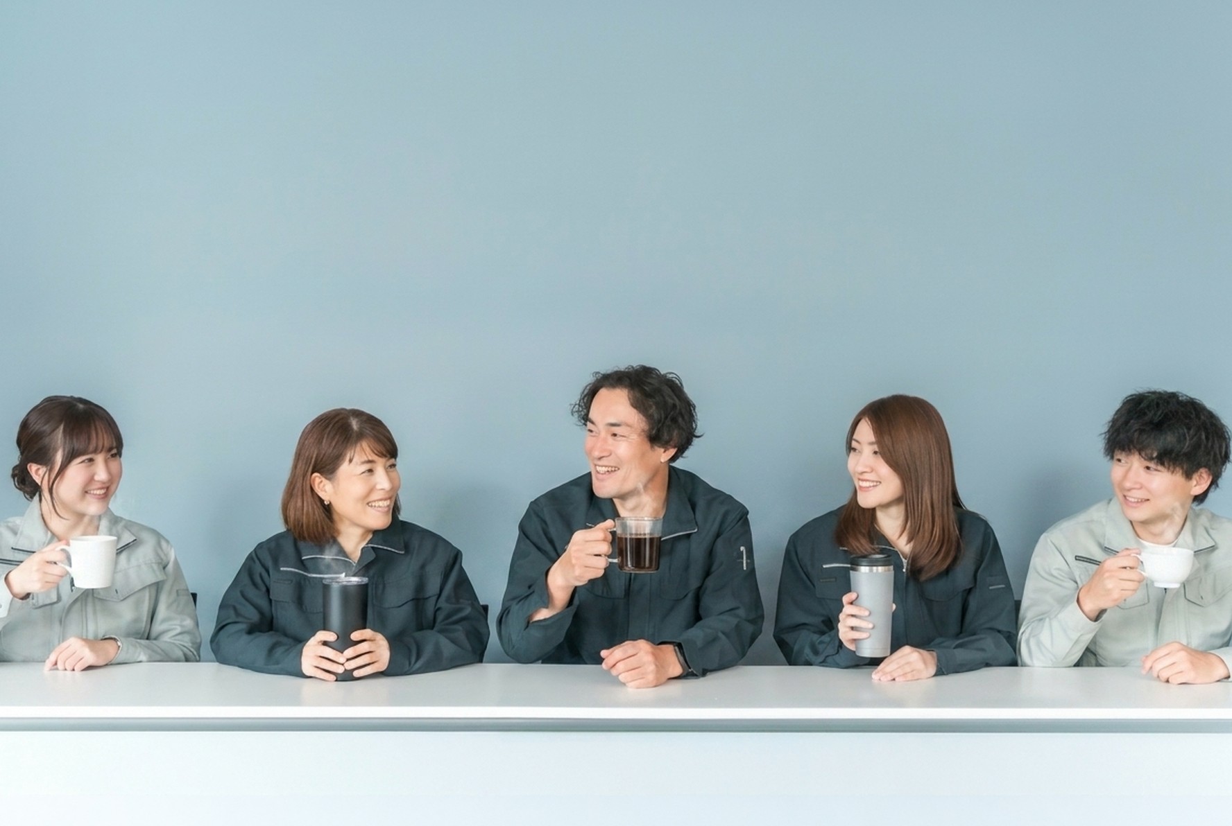 コーヒーを楽しむチームの様子