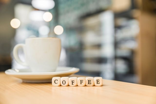 テーブルの上のコーヒーカップとcoffeeのキューブブロック