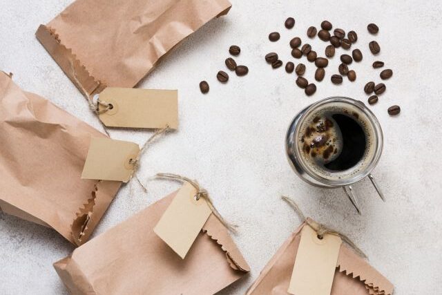 タグのついた紙袋とコーヒー豆