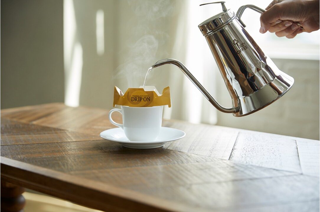 ドリップオンコーヒーにお湯を注ぐ様子