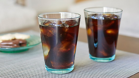 テーブルに並ぶアイスコーヒーの入った2つのグラス