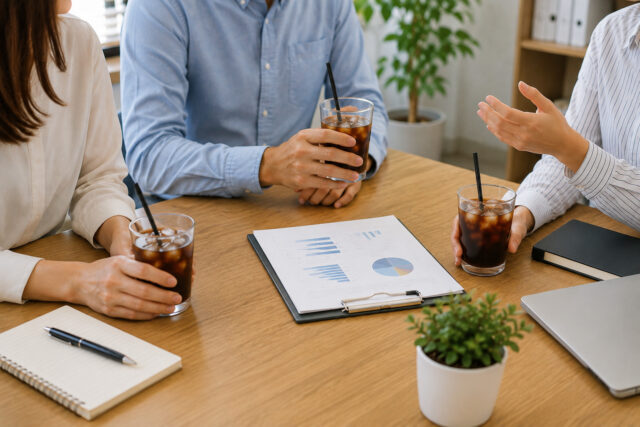 アイスコーヒーのグラスをもった3人の社員